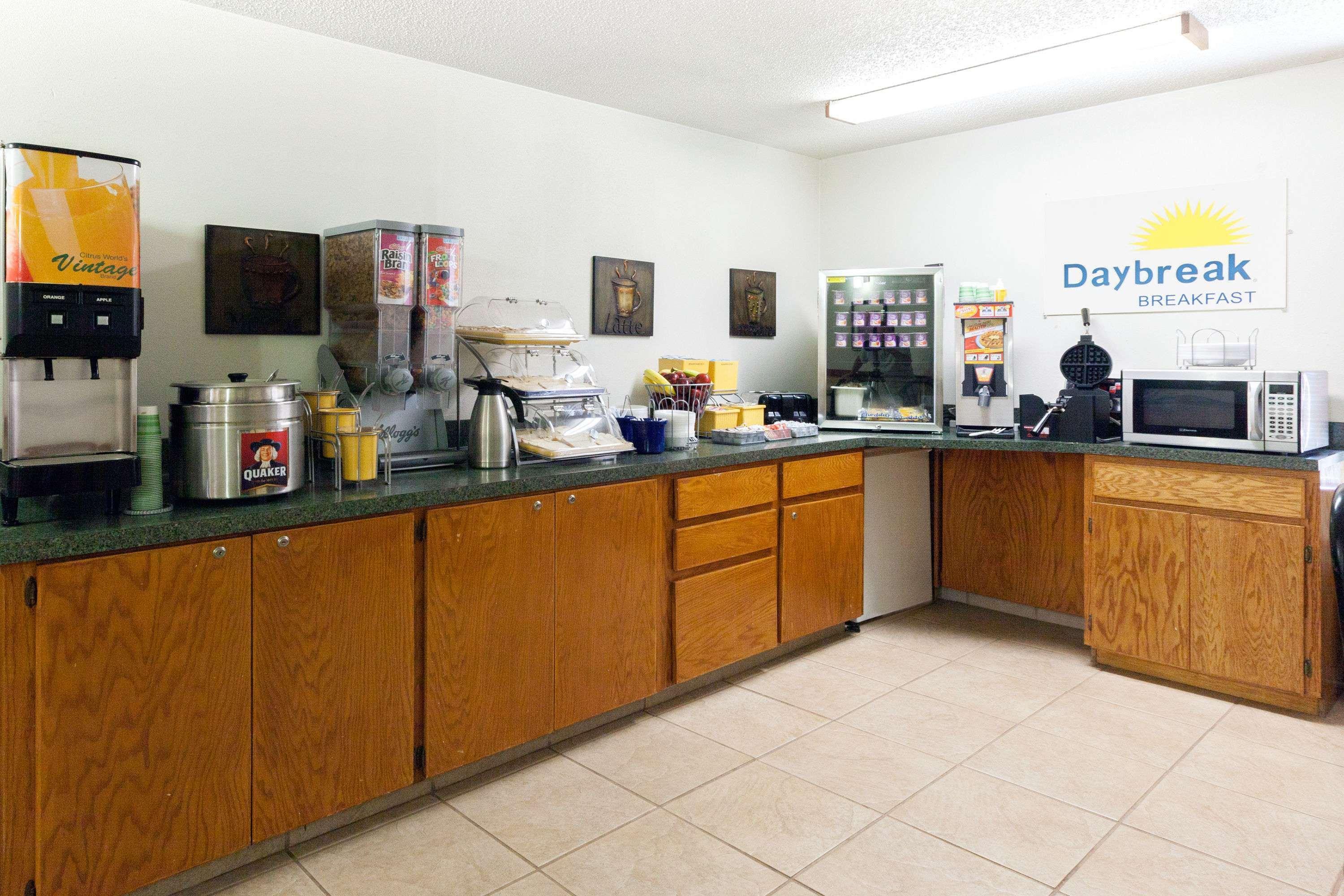 Days Inn By Wyndham Shawnee Esterno foto