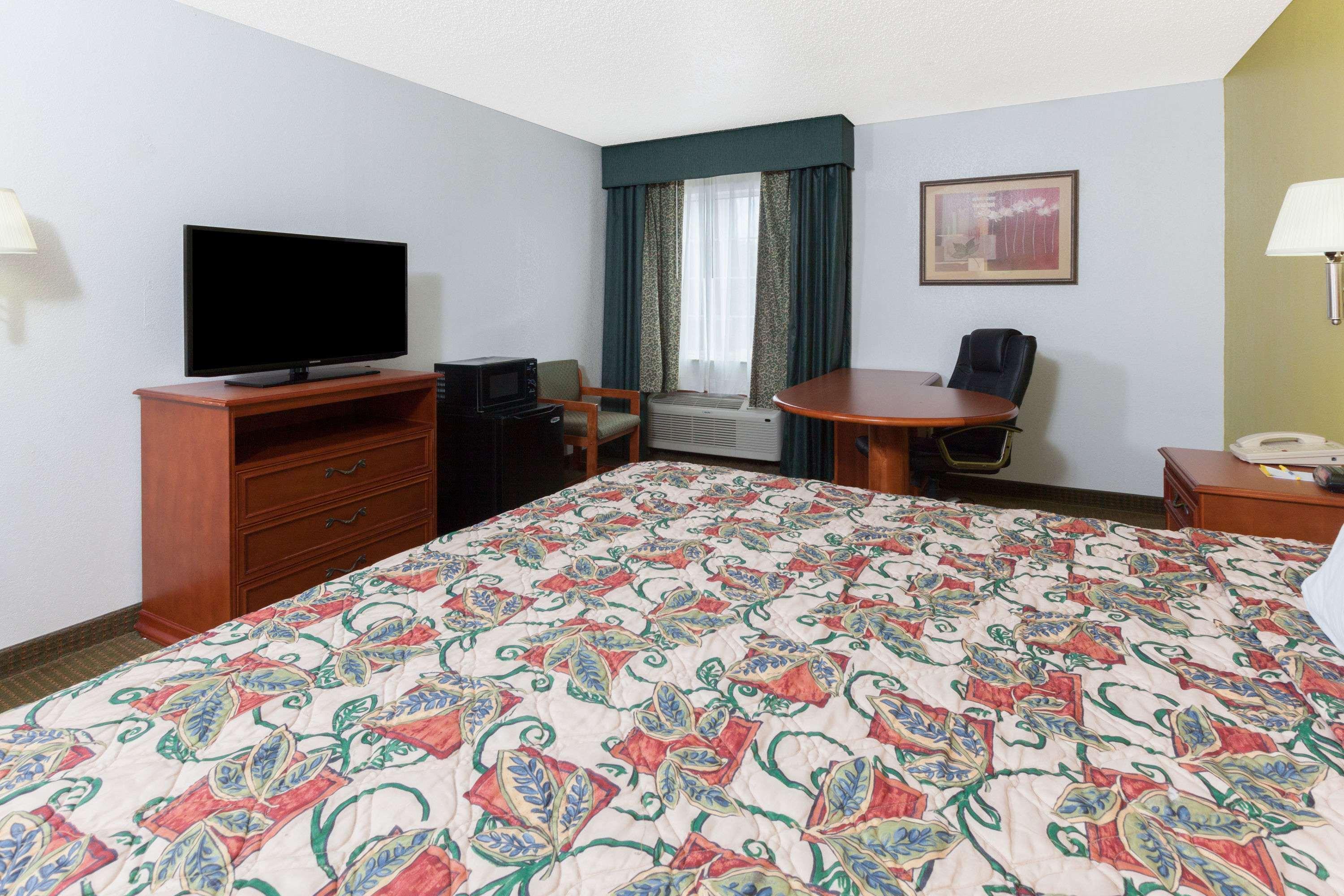 Days Inn By Wyndham Shawnee Esterno foto