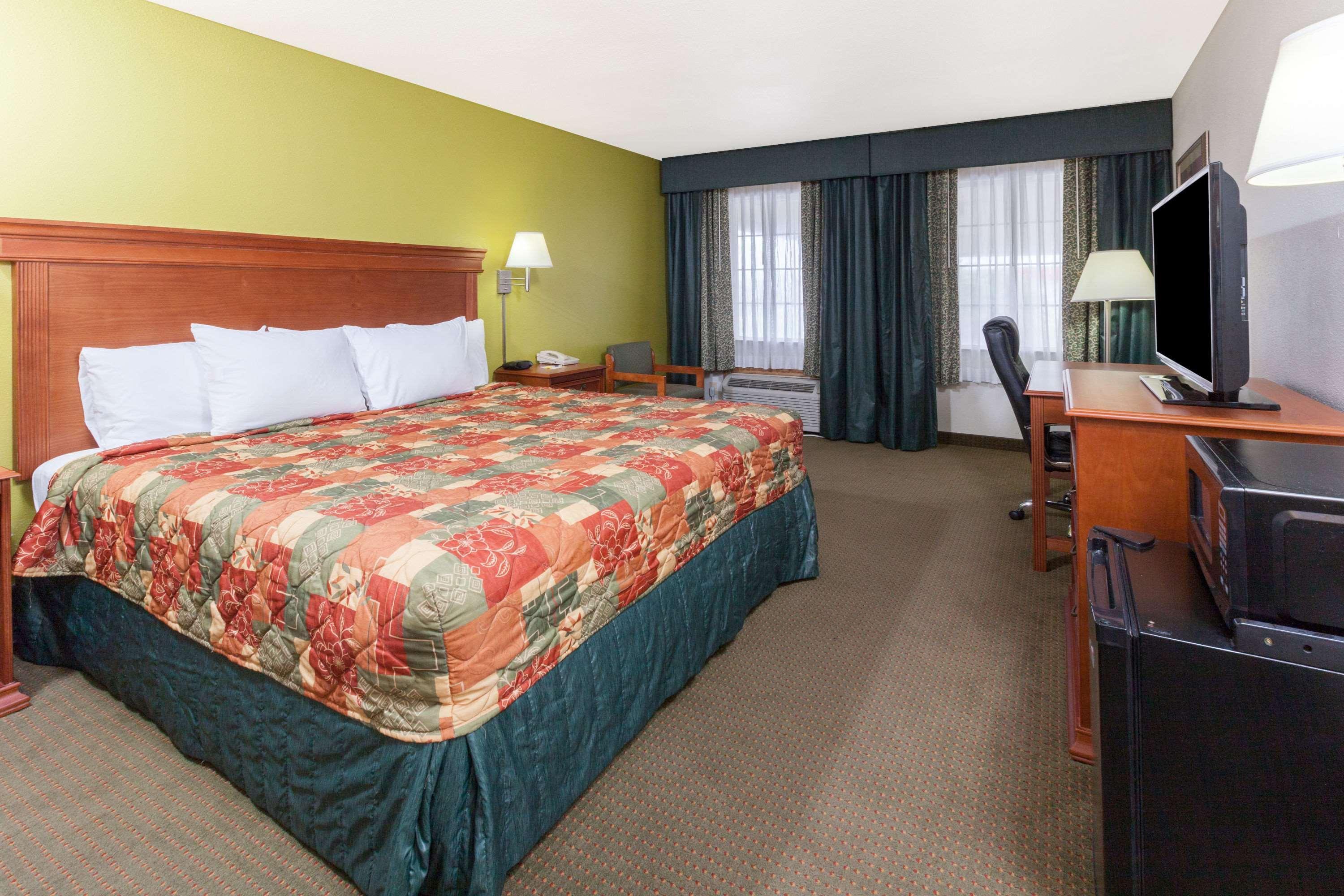 Days Inn By Wyndham Shawnee Esterno foto