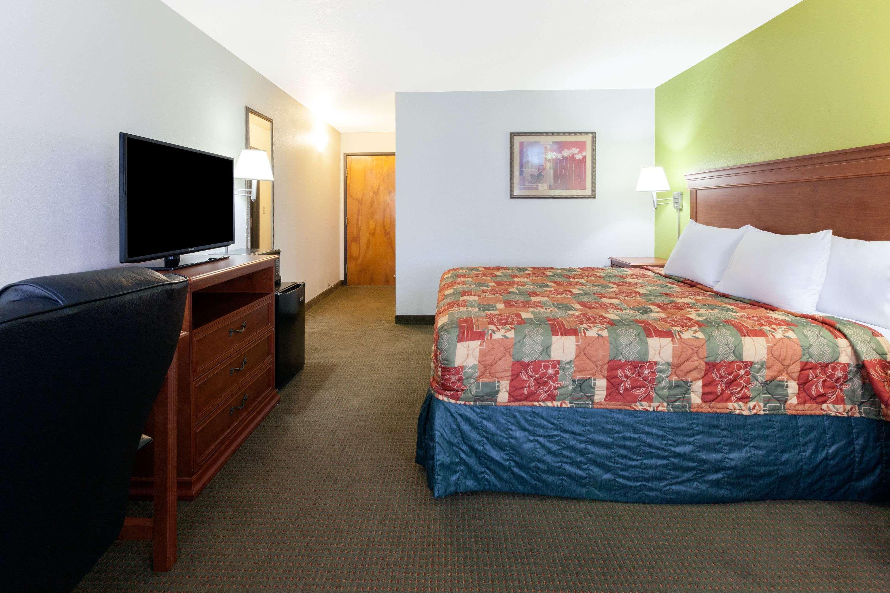 Days Inn By Wyndham Shawnee Esterno foto