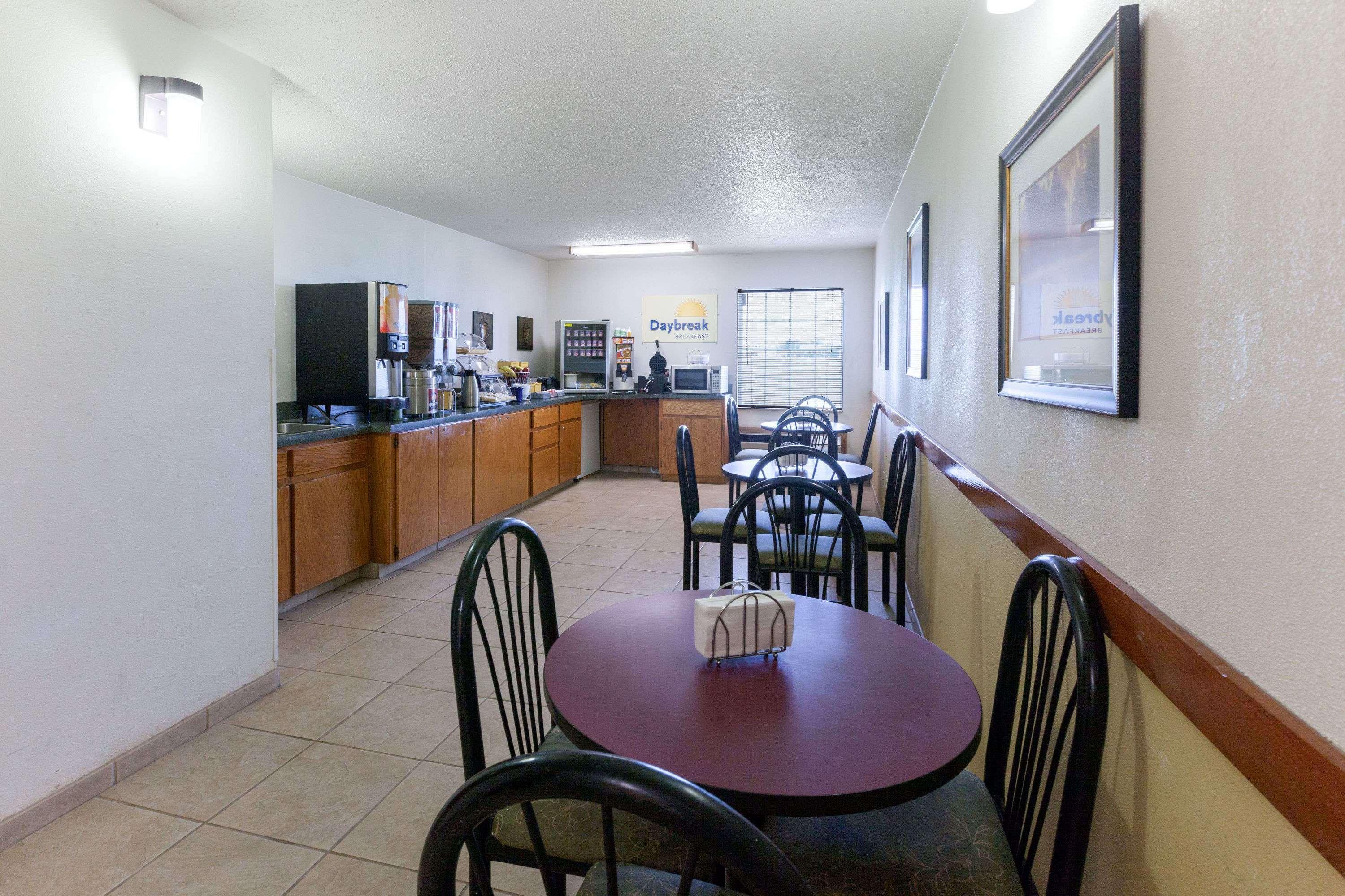 Days Inn By Wyndham Shawnee Esterno foto